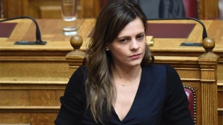 Αχτσιόγλου: Aυξήσεις σε μισθούς και συντάξεις από το 2019